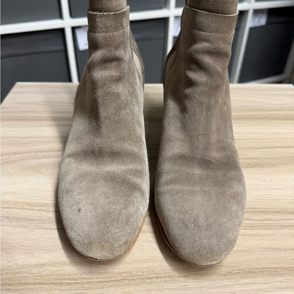 Vince Vero Cuoio Hallie Grey Tan Suede Ankle Chelsea Chunky Heel Boots - Picture 3 of 10